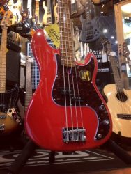 Sire Marcus Miller – P5  Précision passive avec un beau manche torréfié au bord de touche arrondi.