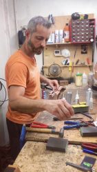 Visite de l’usine Furch. Installation du Truss Rod CNR System. ️ Attention : Nous allons recevoir prochainement les deux derniers modèles de basse acoustique (4 et 5 cordes) avant l’arrêt de la production basse. A ne pas rater ;)