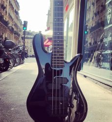 En promenade estivale à Pigalle, une Spector Performer est venu nous rendre visite pour trouver son futur crush. Désire exaucé 😎 ️