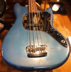 Occasion (vendu) – Fender Musicmaster 1977 Blue. Actuellement monté avec un micro 6 plots @hepcat.pickups . Micro Fender d’origine inclus et installable sur demande.