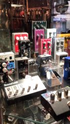 Nouvelle vitrine dédiée à la basse avec comme nouveauté les fabuleuses pédales Aguilar. Di, effets, multi et autres accessoires.