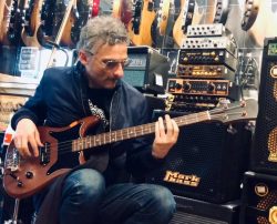 Visite de Marcello Giuliani qui nous fait découvrir sa Serek Bass – Midwestern Custom. Comme dirait Mr Smithers…Excellent
