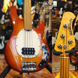 (Vendu) Occasion –  Music Man Stingray 4 Fretless Orange Burst de 1997.