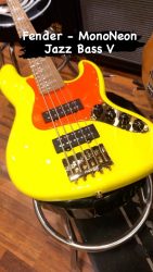 Livrée avec sa chaussette  Fender MonoNeon – Dispo au shop.