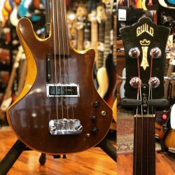 Occasion – Guild B401-F. Une surprenant basse fretless vintage active 🧸