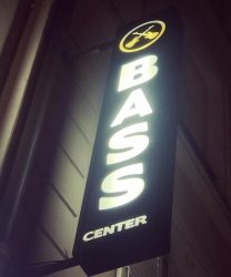 La basse illumine Paris  Nouveau enseigne drapeau pour faire les beaux.