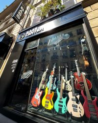 Vitrine de l’été, c’est coloré  au centre de la basse.