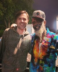 Backstage Hellfest 2023 avec John Norwood Fisher, bassiste de Fishbone et son incroyable rack de basse Warwick.