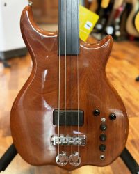 Occasion rare – Jaydee Roadie One Fretless . Manche restauré par @guitarestationpigalle.