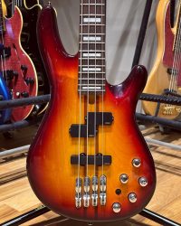 Une rare Yamaha type Nathan East en 4 cordes vu au Japon.  Le vernis transparent nous permet de voir le superbe manche conducteur.