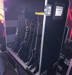 Zon et Warwick dans le flight case de Meshuggah au Hellfest de cette année.