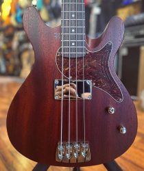 Nouveauté – Sandberg Florence  Diapason de 30’’, corps acajou et micro powerhumbucker.