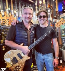 @joe_dart nous rend visite pour essayer une belle Alembic fraîchement acquise par un fidèle client.