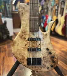 la SUPERBE Aquilina DB5 Pascal Celma Signature est disponible  Merveilleuse lutherie française.