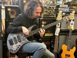 Merci à @brunotauzin d’être venu apprécié cette crazy beautiful Bertone 4 fretless de chez @luthier.aquilina