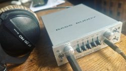 Mon petit kit pour jouer de la basse au casque à la maison. NICKEL !!!