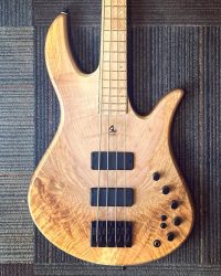 L’incroyable Aquilina – Triton 4Fabriquée en  Merci à Sébastien pour ce fabuleux travail de lutherie. Dispo au shop !!!@luthier.aquilina