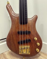 Magnifique et ancienne  Warwick Thumb 4 NT Fretless d’occasion. Année 1985. Premier chevalet Schaller, micros EMG.