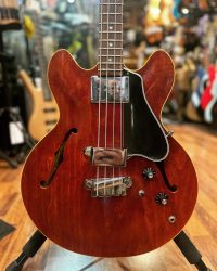 Visite furtive d’une superbe Gibson EB-2 de 1966 qui cherchait une housse bien chaude pour l’hiver. Done