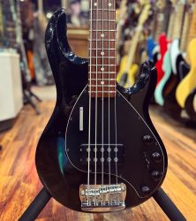 🐈‍ Une belle Music Man Stingray 5 en occasion dans sa robe de nuit.
