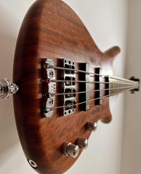 Occasion –  Warwick Corvette 4 Spécial manche vernis. Corps Bubinga. Micros JB Mec, préamp 2 bandes active/passive.