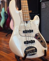 Occasion – Lakland Skyline DJ4 Darryl Jones – White Pearl Gloss. 🥚
