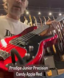 Que demander de plus ? La Housse ? Elle est fournie avec l’instrument. 259 €.