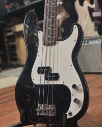 Un petit Classico d’occasion de 1998. Fender Precision American Standard 🦅