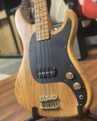 Connaissiez vous Cimar ? Une marque de chez Ibanez datant de la fin 70, début 80 fabriqué au Japon. Ici un beau spécimen actuellement en occasion au Centre de la basse.