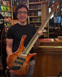 🤩 Nous venons de recevoir cette magnifique GMR Bass Force Custom 5 Multiscale que nous avons baptisé pour son nouveau propriétaire :« Arthur Signature Edition ».