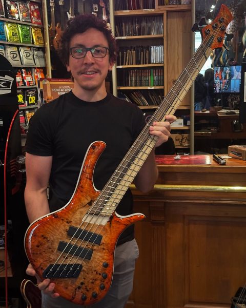 🤩 Nous venons de recevoir cette magnifique GMR Bass Force Custom 5 Multiscale que nous avons baptisé pour son nouveau propriétaire :« Arthur Signature Edition ».