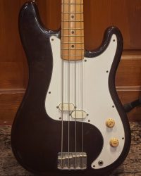 Sympathique Squier Bullet Bass de 1983 fabriquée chez Fujigen Japon. Micro P-Bass type Mustang. Dispo en occasion ;)
