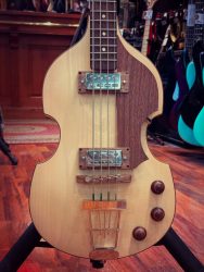 Hofner Violin Bass – Green Line.Des bois européen tel que le noyer, l’érable et l’épicéa alpin. Une magnifique finition huilée. Et tjrs le fabuleux et mythique son Hofner Violin.