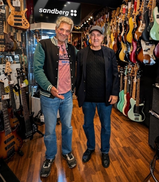 Déja 30 ans que nous travaillons avec Sandberg et son incroyable fondateur @sandbergholger.Merci pour cette visite amicale.@sandbergguitars