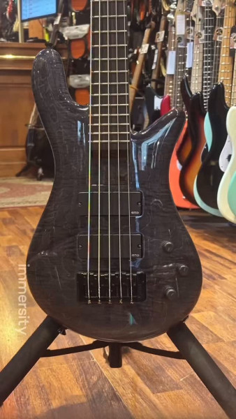 Occasion - Spector Bantam 5 Medium scale avec EMG. Ce format en 5 cordes n’est pas commun.