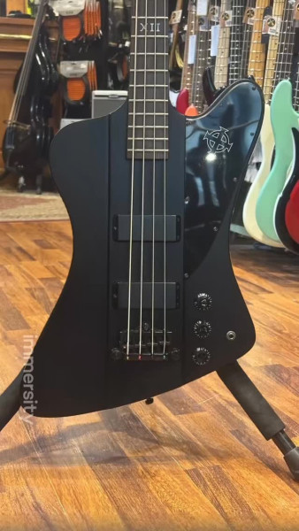 Occasion - Epiphone Thunderbird Goth IVPour les amateurs de croix celtique, de Hellfest et de gros son. ;)