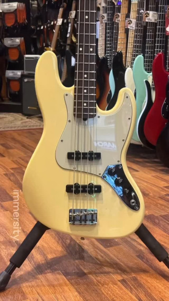 Occasion - Fender Jazz Bass ‘97 US Standard RW White. Un bon Classico, tjrs solide.