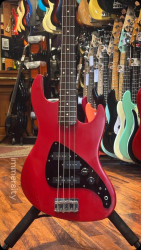 Fender JP-90 US – Torino RedRare et originale, produite seulement de 1990 à 1995 : le mariage Precision/Jazz signé Fender USA.— Made in USA (Corona)— Config P/J : growl + brillance— Corps peuplier léger, 3,2-3,5 kg— Manche fin type Jazz— Mécaniques Schaller— Garantie 6 mois— Léger impact vernis sur le manche895€ TTC – Occasion en stock, livraison offerteEn savoir plus sur basscenter.fr ️
