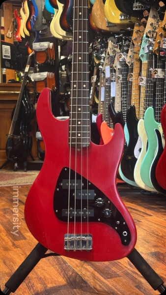 Fender JP-90 US – Torino RedRare et originale, produite seulement de 1990 à 1995 : le mariage Precision/Jazz signé Fender USA.— Made in USA (Corona)— Config P/J : growl + brillance— Corps peuplier léger, 3,2-3,5 kg— Manche fin type Jazz— Mécaniques Schaller— Garantie 6 mois— Léger impact vernis sur le manche895€ TTC – Occasion en stock, livraison offerteEn savoir plus sur basscenter.fr ️