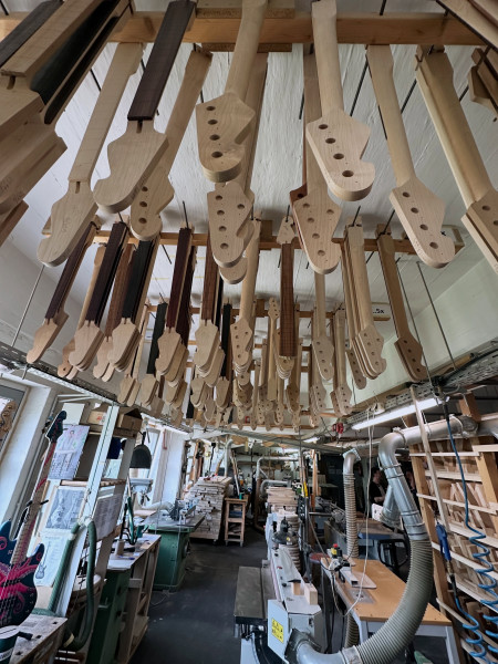Quelques photos du workshop Sandberg Si vous avez une basse en commande, elle doit être quelque part par là.
